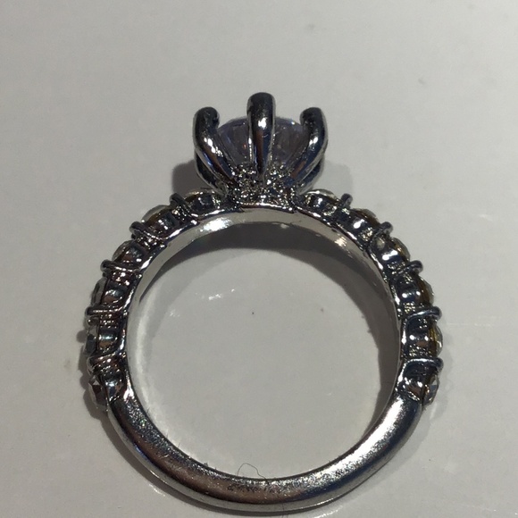 Beautiful silver tone cubic zirconia ring set in silver tone size 6 + box - Picture 5 of 13